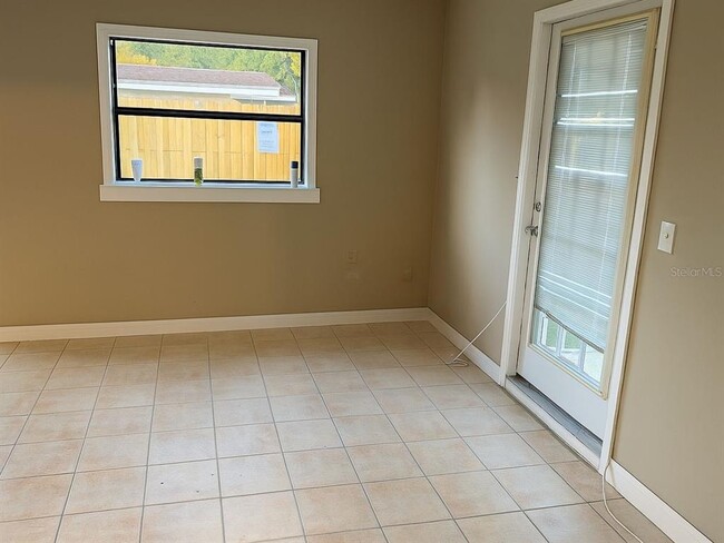 Building Photo - 4409 W Varn Ave