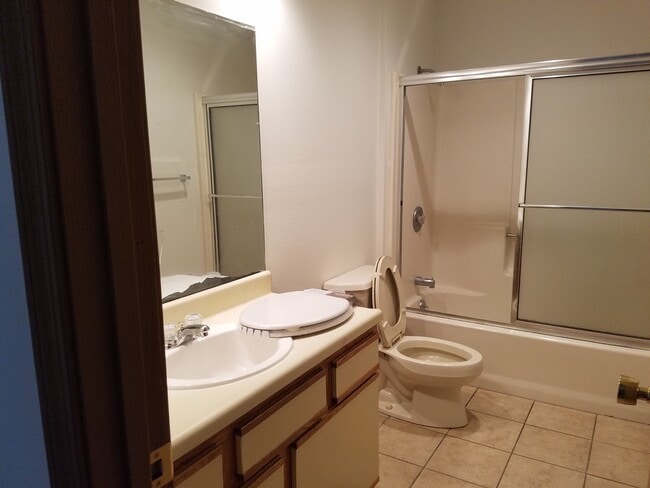 Building Photo - Great 3 Bed 2 Bath 2 Car Garage Flat Duplex- Pets ok!