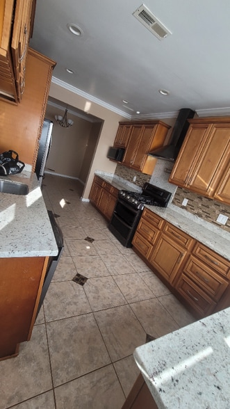 Building Photo - 1560 Highland Blvd