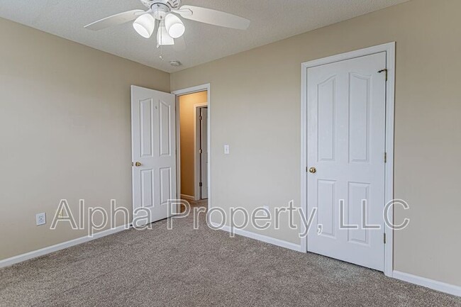 Building Photo - 8 Cotter Ln