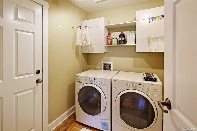 Building Photo - Bellevue 4 bd 2.5 bath house close to Micr...