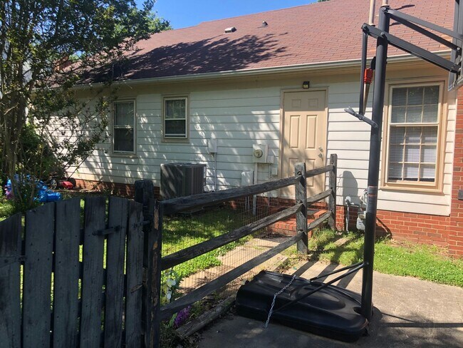 Building Photo - Wonderfully updated 3 bedroom 2 bath ranch...