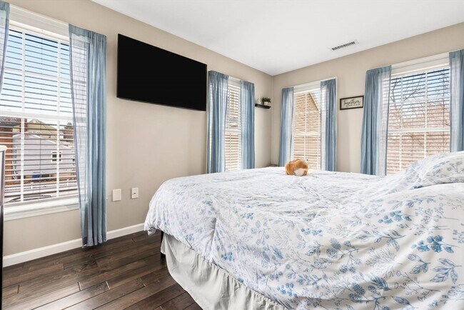 Building Photo - 98 Poplar St