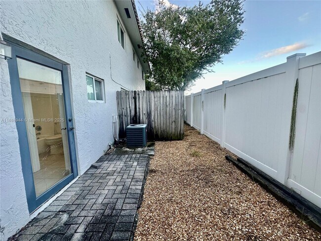 Building Photo - 1274 NE 40th St