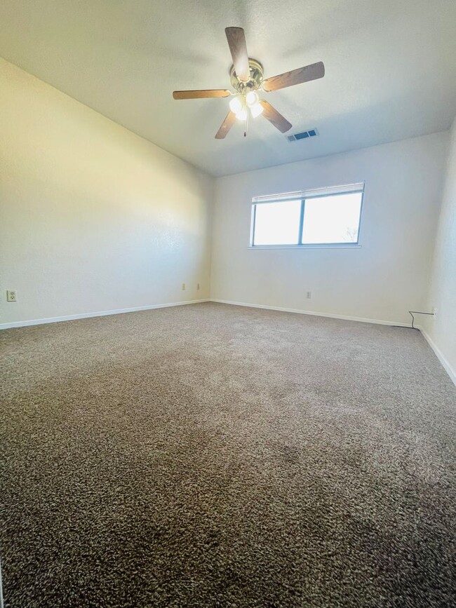 Building Photo - North Merced: $1575 2 Bedroom 1.5 Bath Tow...