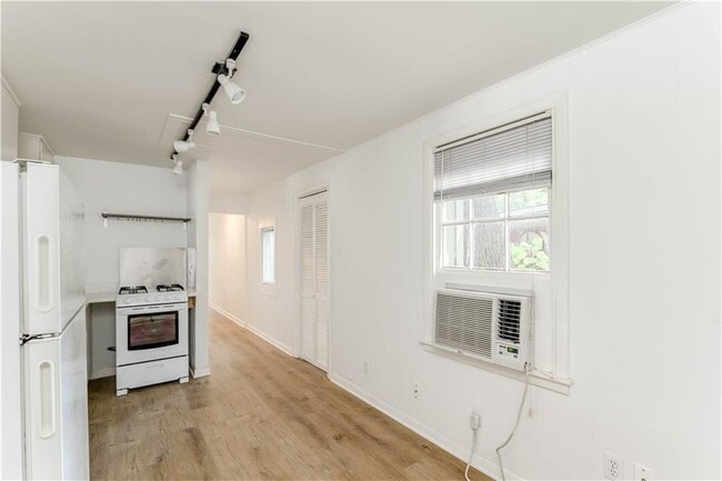 Building Photo - 1505 W 12th St