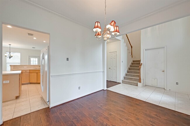 Building Photo - 8846 Gas Light Village Dr