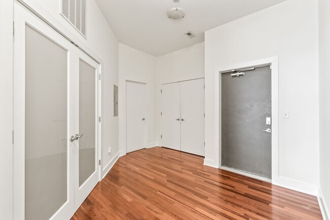 Building Photo - The Gallery Lofts, 2 Bedroom Condo minutes...