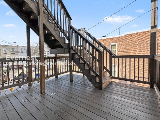 Building Photo - 4 Bed/3 Bath Townhome with In-Unit Laundry / Available Now!