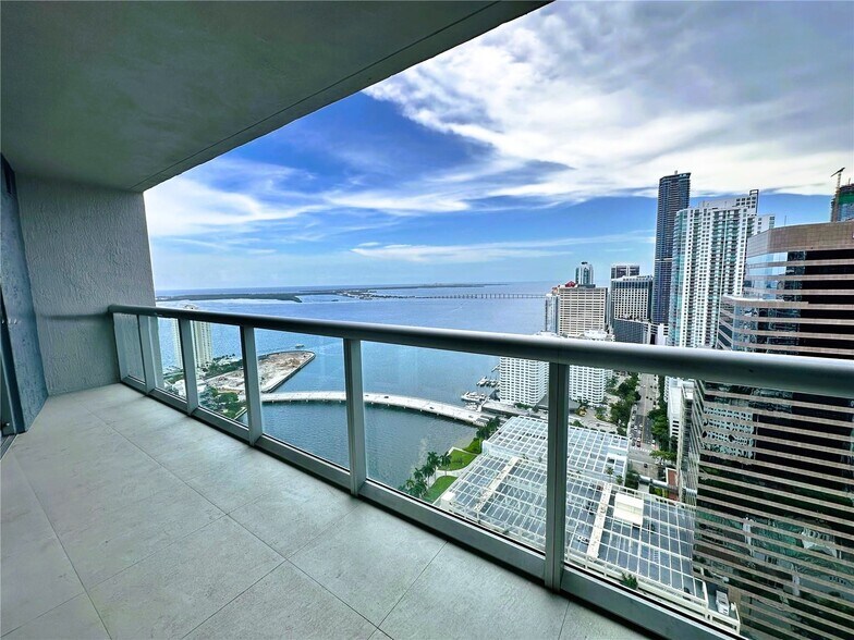 Building Photo - 495 Brickell Ave