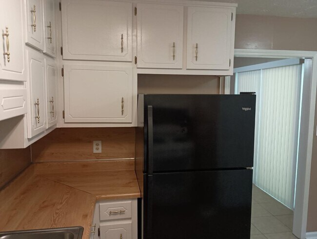 Building Photo - 405 Santa Fe Trail