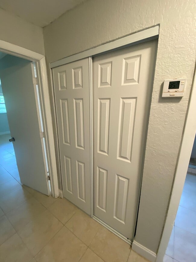 Building Photo - 4327 Cocoanut Rd