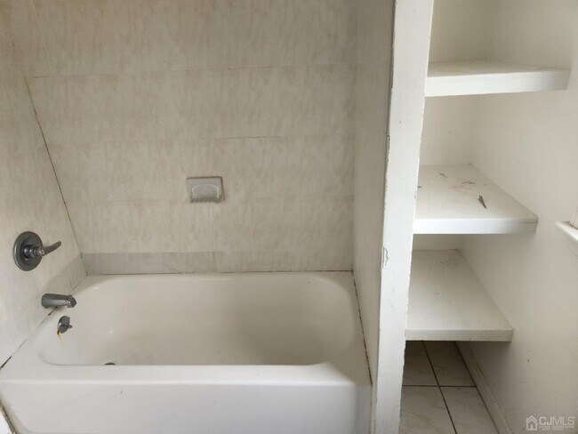 Building Photo - 68 Llewellyn Ave