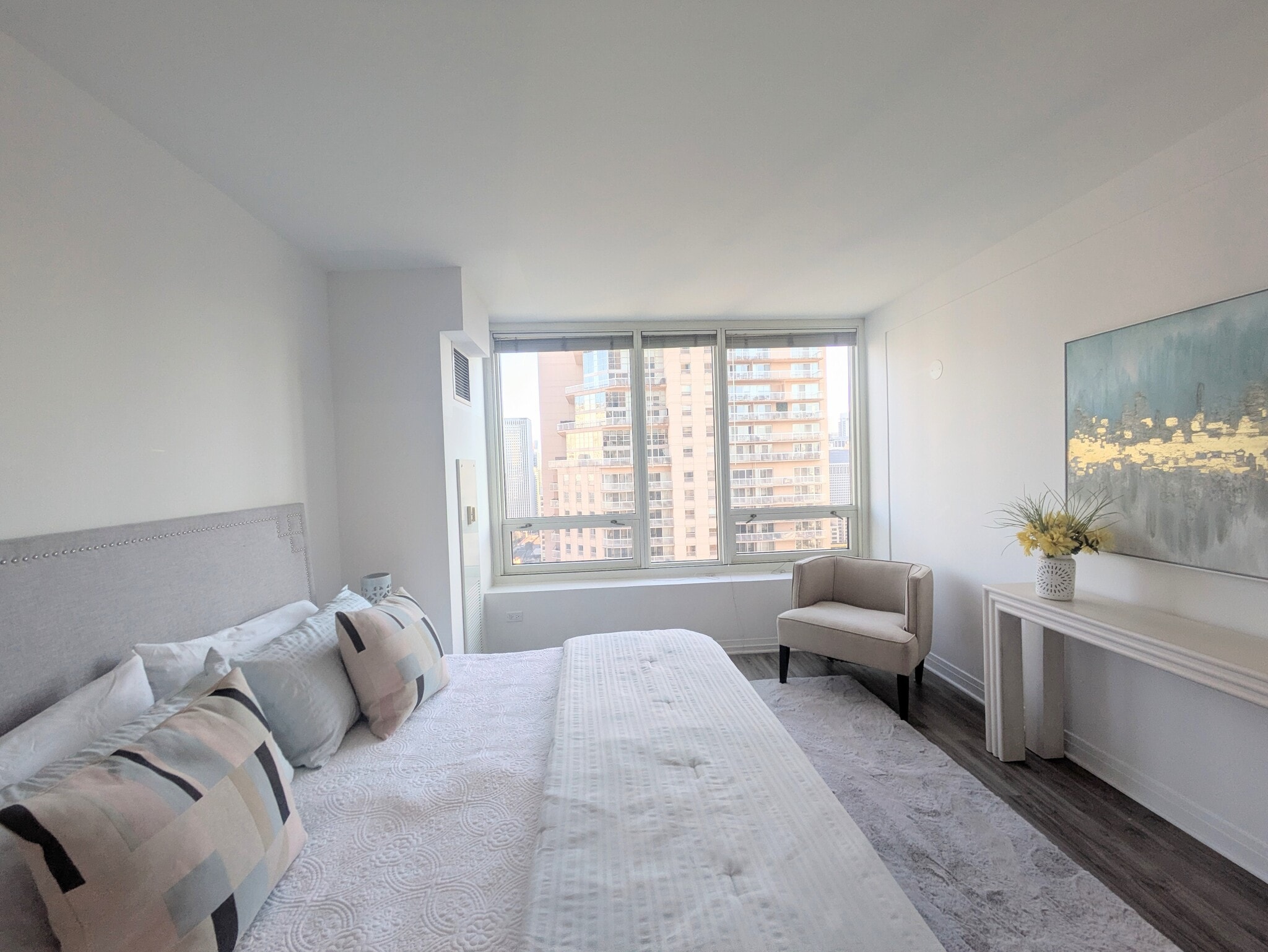 PHOTO IS OF A SIMILAR UNIT WITH SAME FLOOR PLAN. ACTUAL FINISHES MAY VARY - 33 W Ontario St