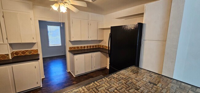 Building Photo - Minutes to Downtown Grants Pass