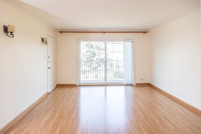 Building Photo - 9480 Bay Colony Dr