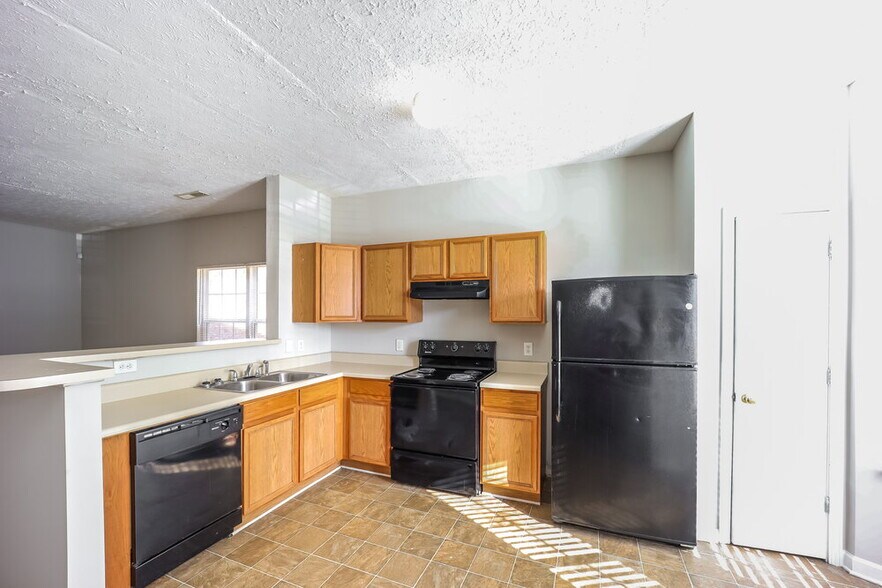 Building Photo - 6055 Camden Forrest Dr