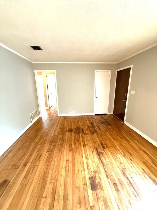 Building Photo - ** 3 bedroom 1 bath located in Forest Hill...