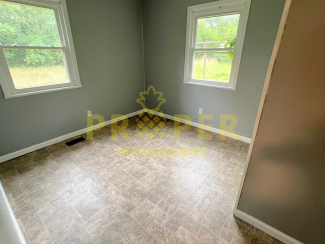 Building Photo - 3 bedrooms 1.5 bathroom