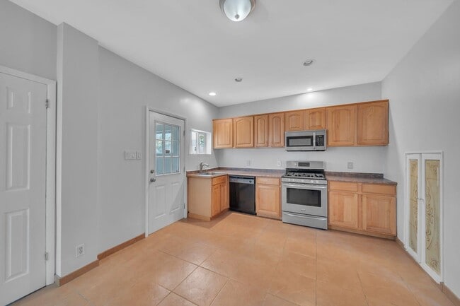 Building Photo - 322 Webster Ave
