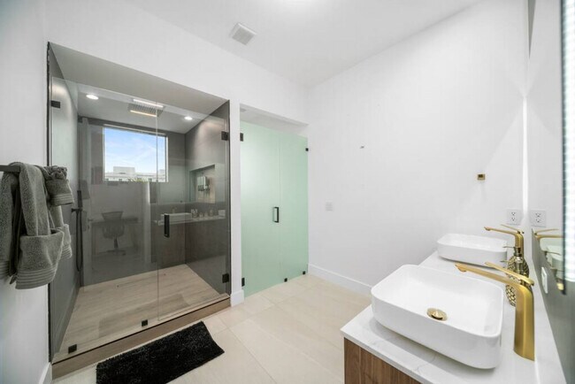 Building Photo - 601 NE 16th Ave