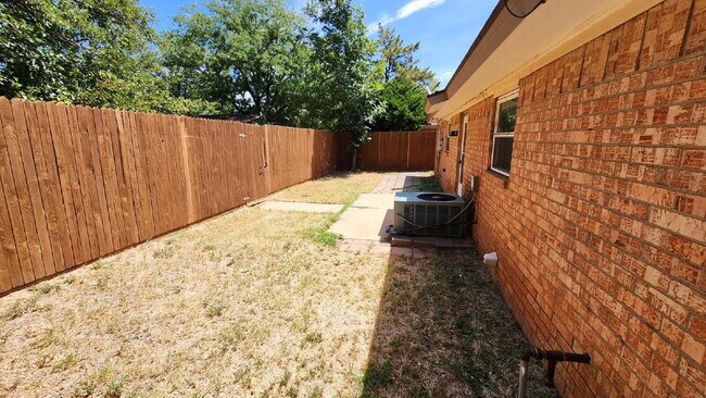 Building Photo - Half off first full month's rent/Southwest...