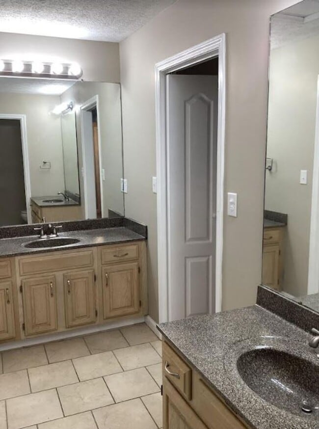 Building Photo - Three Bedroom in Hopkinsville, KY