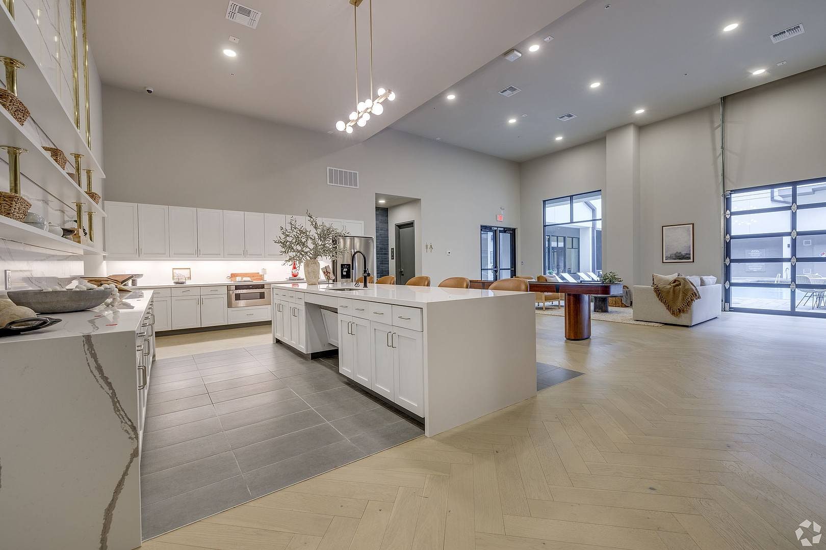 Building Photo - 415 E 2nd St S