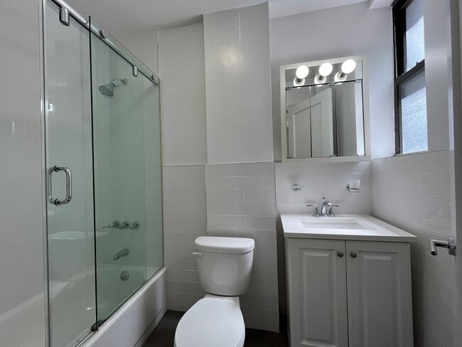 Building Photo - 140 E 46th St