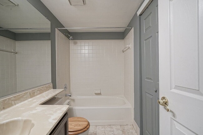 Building Photo - 2004 Augusta Cir