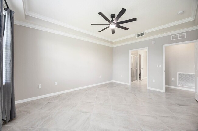 Building Photo - "Spacious 2-Bed, 2-Bath W/Den Condo Retrea...