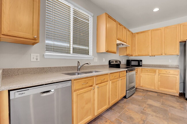 Building Photo - $2,295.00, 2 bedroom plus office, 2 bathro...