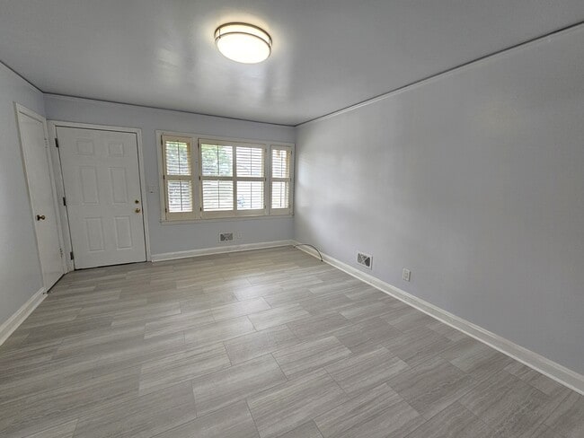 Building Photo - 3 Bristol Dr