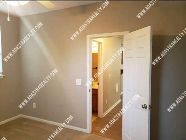 Building Photo - Spacious Remodeled 2 Bed/2 Bath in Lawrenc...
