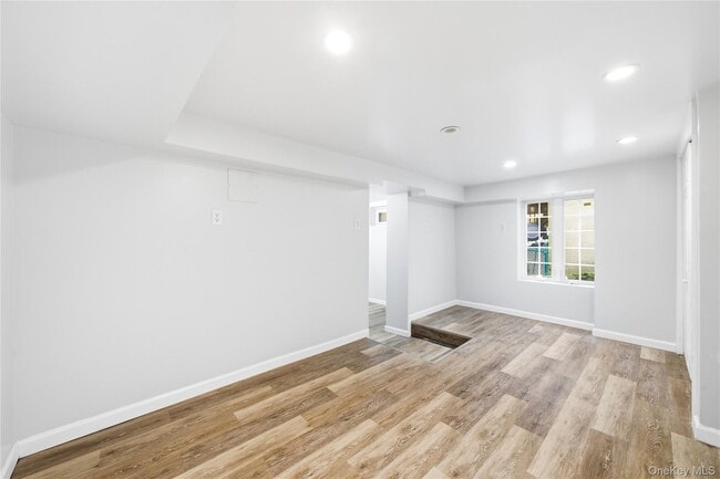 Building Photo - 100 School St