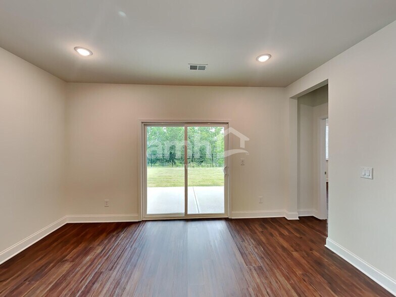 Building Photo - 235 Willow Ln