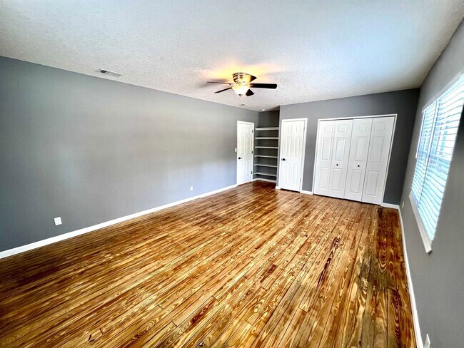 Building Photo - 804 W 2nd St