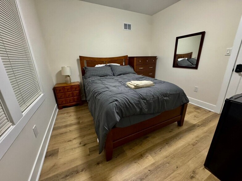 Building Photo - 220 W Buena Vista St