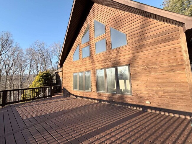 Building Photo - Expansive Mostly-Furnished Residence featuring 3 Bedrooms, a Completed Basement, and a Loft Space