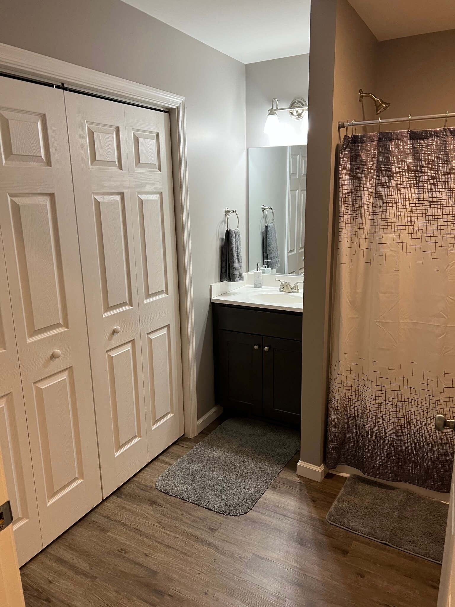 full bath with laundry - 1407 Cedar Run