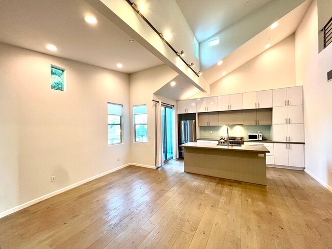 Building Photo - Santa Monica - Luxury Townhome w/ Loft!  (3 Bed / 3.5 Bath)