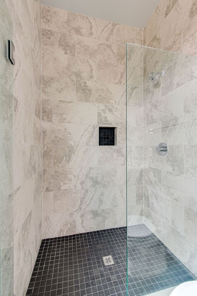 Building Photo - Youngs Lane Luxury Townhome