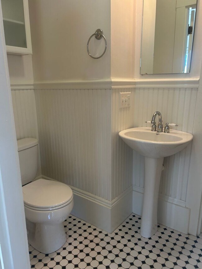 Building Photo - Beautiful 3BR/1.5BA Home Available Septemb...