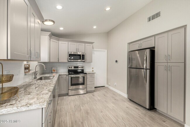 Building Photo - 911 E Lovegrass Dr