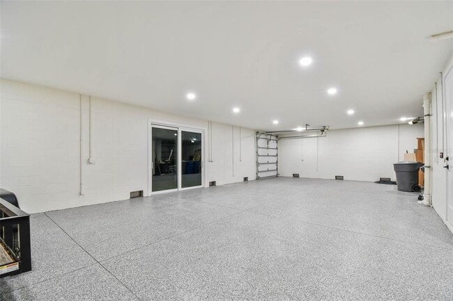 Building Photo - 3 Treasure Ln