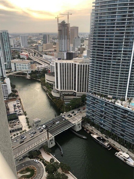 Building Photo - 475 Brickell Ave