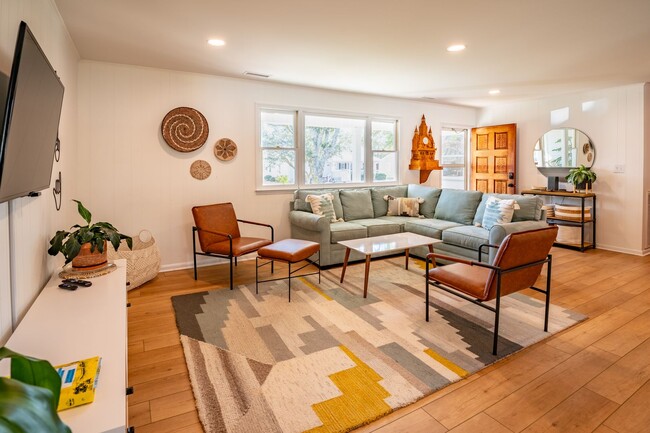 Building Photo - FURNISHED SHORT OR LONG-TERM BEACH HOME NOW AVAILABLE