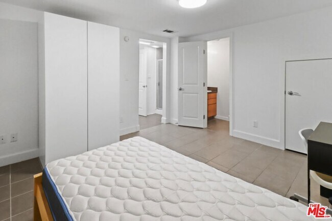 Building Photo - 10982 Roebling Ave