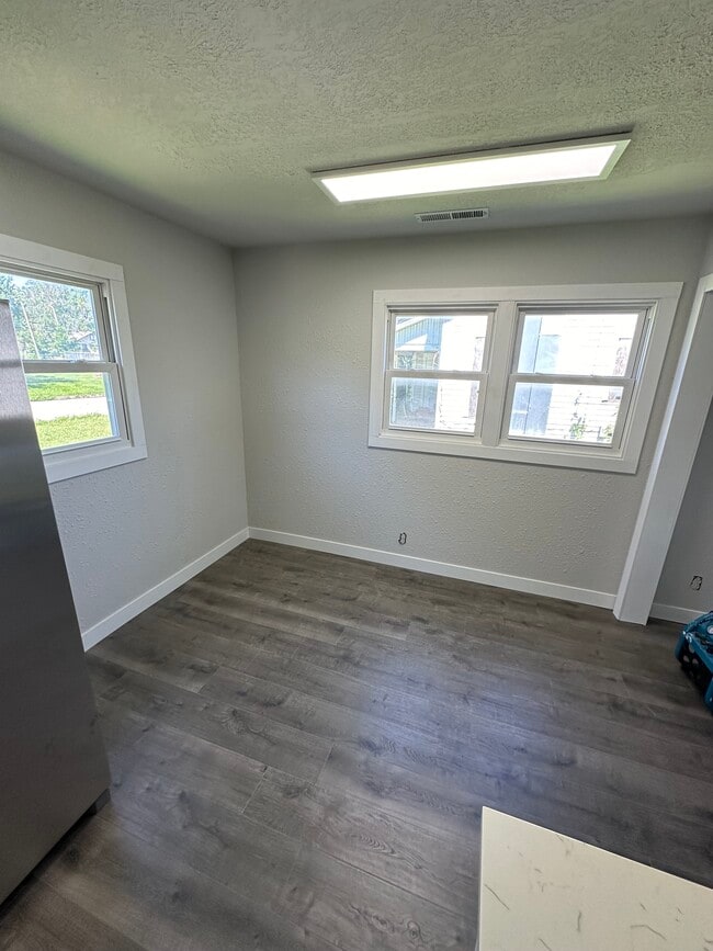 Dining area - 240 W 8th Ave