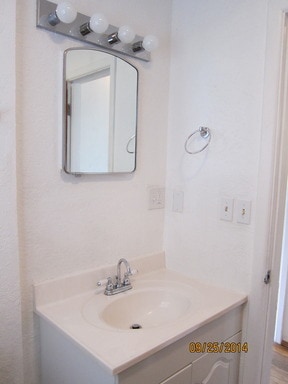 Building Photo - Spacious - lovely home in great location!